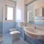 Stylish 50mt From The Sea With Pool Access 아파트