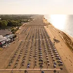 Stylish 50mt From The Sea With Pool Access 아파트