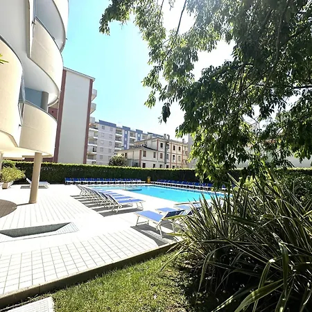 아파트 Stylish 50mt From The Sea With Pool Access