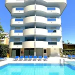 Stylish 50mt From The Sea With Pool Access Apartment