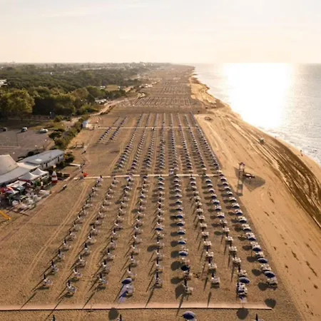 Stylish 50mt From The Sea With Pool Access Appartamento